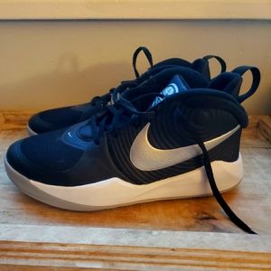 NIKE TEAM HUSTLE D9 (GS) KIDS SIZE 5Y  BLACK/METALLIC SILVER AQ4224-001